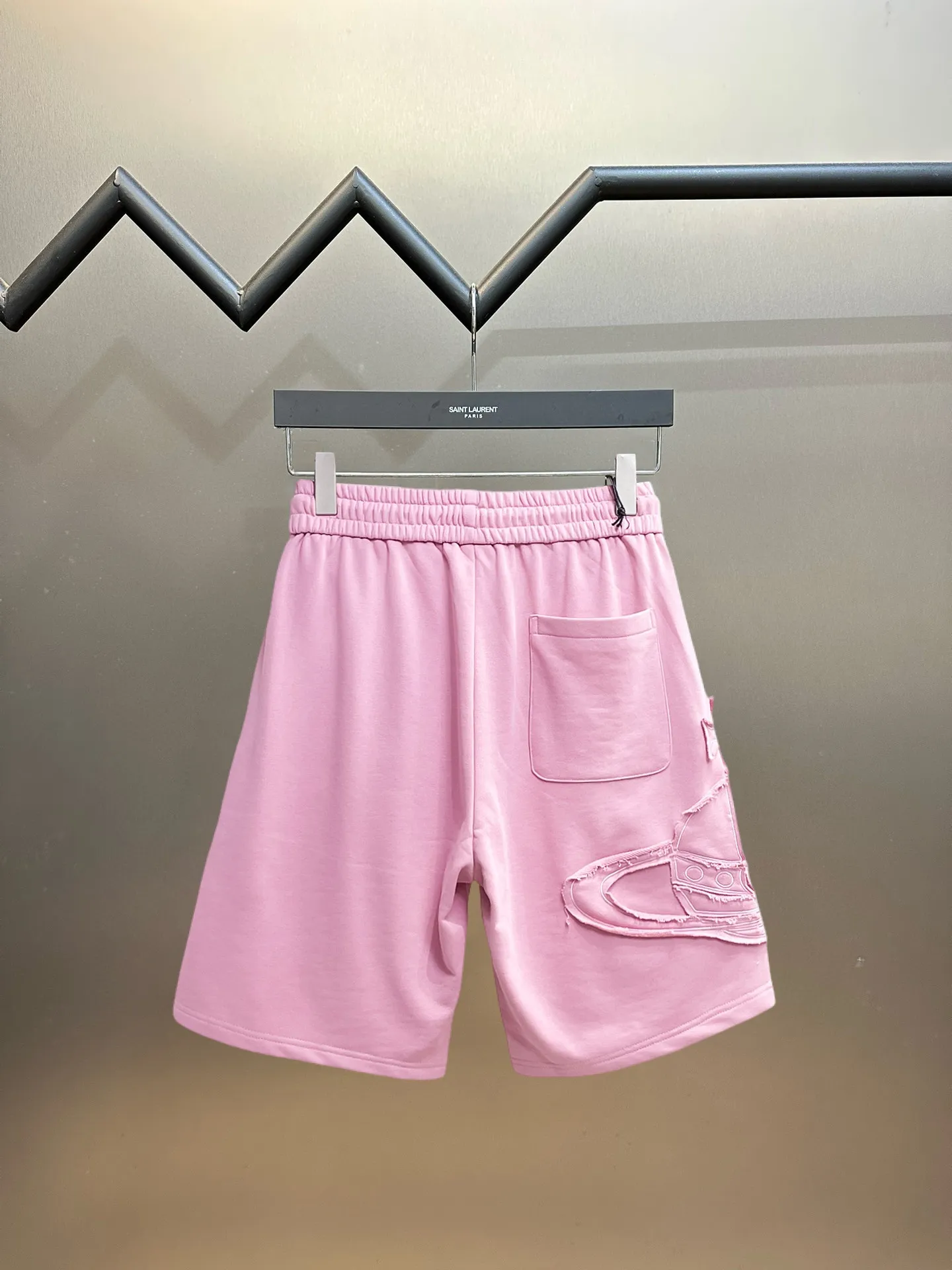 The Queen Mother's three-standard complete 2026 summer New Arrival men's casual shorts, advanced custom-made fabric Breathable fabric, Breathable elasticity and comfort, impeccable details, top-grade accessories, original logo design concept, delicate and soft feel! The upper body fit is awesome! Size: M-XXXL Please state your height and weight when ordering